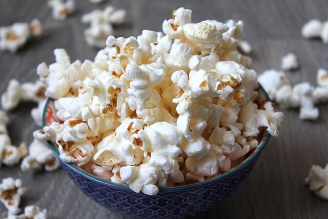 popcorn in a bowl photo